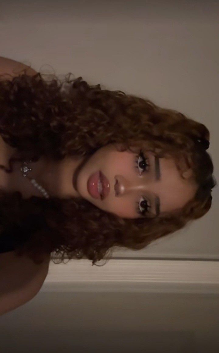 cute makeup for brown girls Pretty People Icons, Black Wet Hair Look, Black Bambi Beauty, Y2k Makeup Natural, Makeup Looks For Curly Hair, Black Ppl Makeup, Pretty Soft Makeup, Curly Hair Manifestation, Pretty Girl Makeup Looks