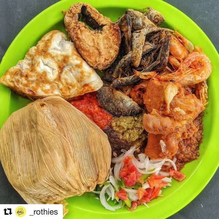 A plate of goodness😍 Fante Tribe Ghana, Kenkey With Fried Fish, Kenkey With Fish, Local Dishes In Ghana, Local Foods In Ghana, Kenkey Ghana Food, Local Ghanaian Foods, Kenkey Ghana, Ghana Foods