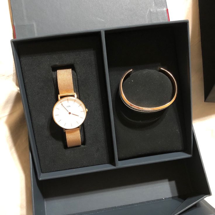 Danielle Wellington Watch ( Gold) 32mm &Bracelet (White& Gold) Gift Box. Brand New With All Boxes. Perfect Gift. Petite Melrose 32mm. Daniel Wellington Rose Gold, Daniel Wellington Black, Daniel Wellington Petite, Watch And Bracelet Set, Black And Gold Watch, Philip Watch, Bracelet White Gold, Bracelet Gift Box, Daniel Wellington Watch