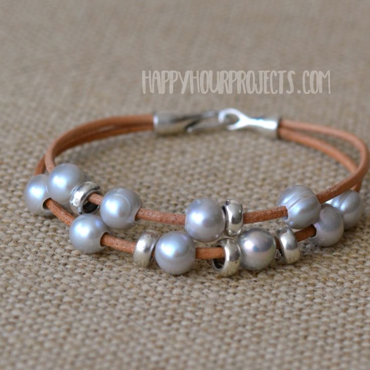 Bracelet En Cuir Diy, Cord Bracelet Diy, Leather Bracelet Tutorial, Leather Cord Jewelry, Diy En Cuir, Bracelet With Pearls, Diy Leather Bracelet, Leather Cord Bracelets, Diy Jewelry Projects