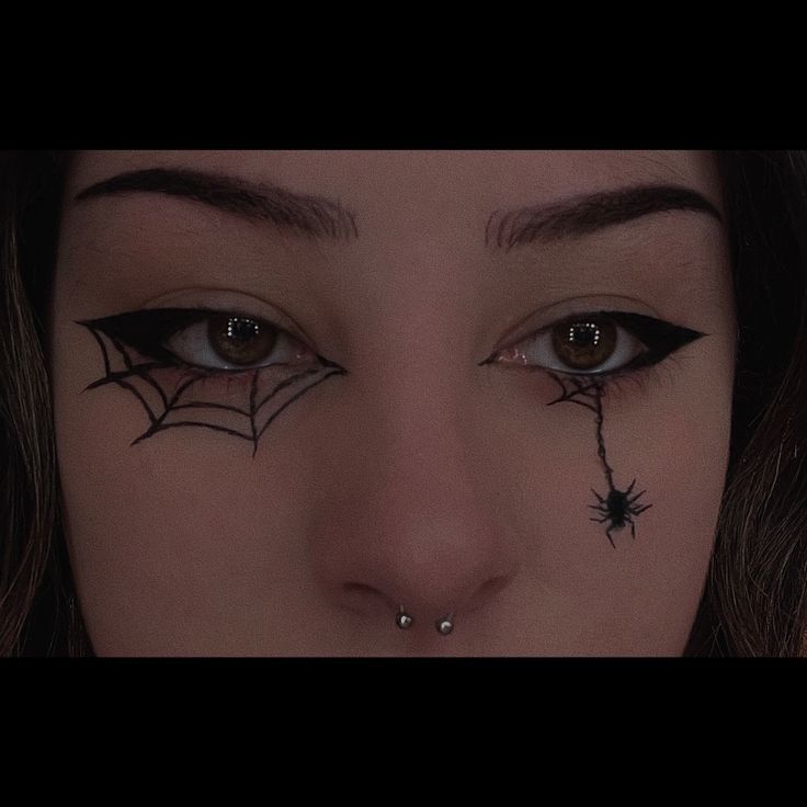 Spider Inspo Makeup, Simple Bat Makeup, Halloween Makeup Cobweb, Spooky Face Paint Easy, October Makeup Looks Simple, Halloween Easy Makeup Looks, Spiderwebs Eyeliner, Very Simple Halloween Makeup, Subtle Halloween Eyeliner