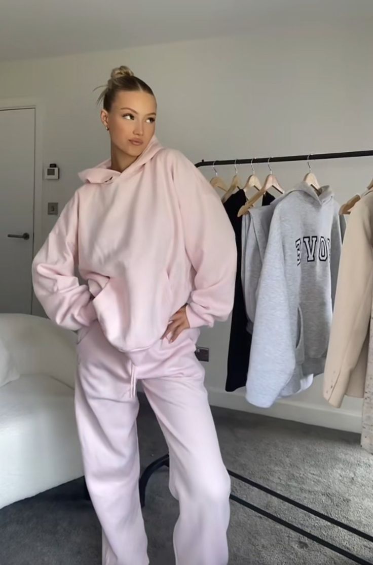 Aesthetic Tracksuit Outfit, Pink Sweatsuit Aesthetic, Pink Clean Girl Aesthetic Outfit, Clean Girl Comfy Outfit, Aesthetic Clean Girl Outfits, Pink Cozy Outfits, Daisy Louisa Outfits, Basic Pink Outfit, Pink Clean Girl Outfits