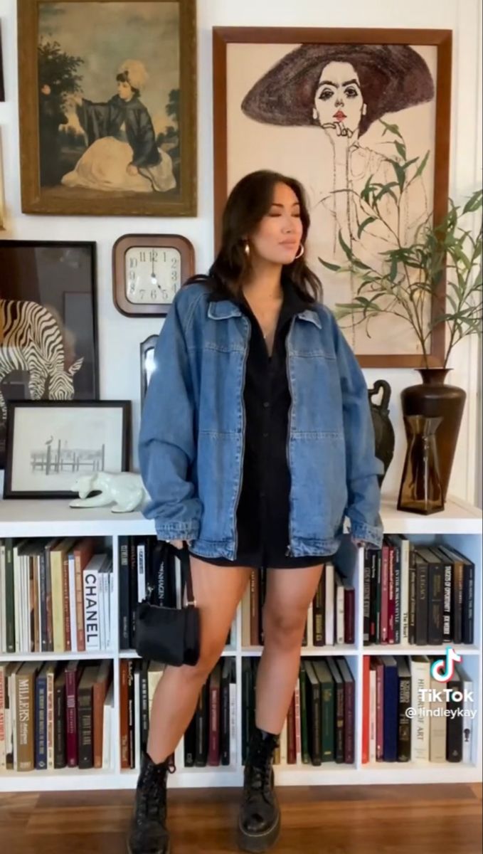 Jean Jacket Concert Outfit, Dark Jean Jacket Outfits, Dress And Jean Jacket Outfit, Long Denim Jacket Outfit, Black Jean Jacket Outfits, Seattle Outfits, Movie Night Outfit, Fall Denim Jacket, Jean Jacket Fits