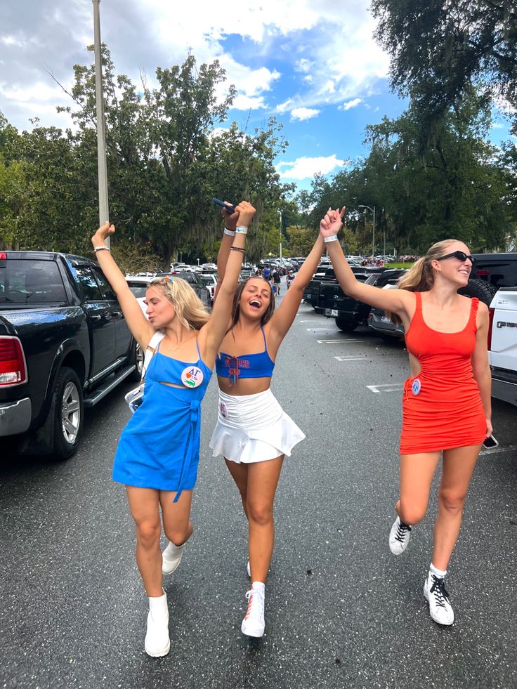 Gators Gameday Outfit, Blue Football Outfit, Florida Football Game Outfit, Football Game Aesthetic College, Tailgate Instagram Pictures, Gameday Photo Ideas, Florida Gator Game Day Outfit, College Outfits Florida, Uf Football Game Outfit