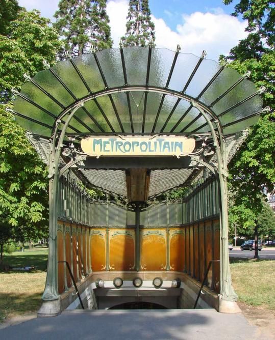 the entrance to metropolian park in chicago, illinois on a sunny day with green grass and trees