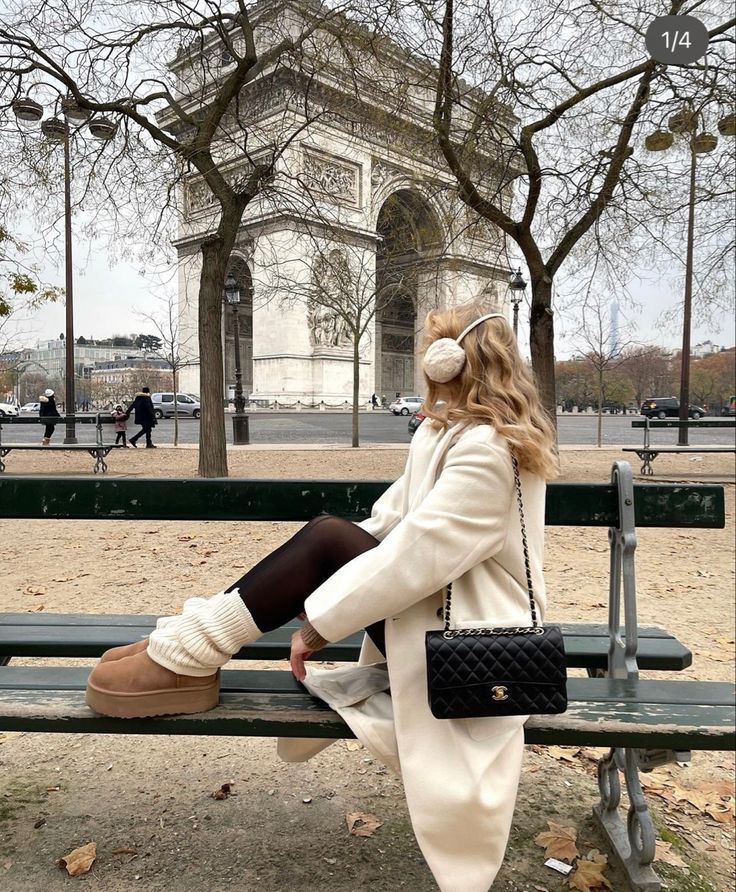 Winter Outfit Europe Cold Weather, Church Outfits Cold Weather, Montreal Canada Outfits Winter, Winter Outfit With Uggs, Europe Fits Winter, Winter Paris Aesthetic, Outfit Paris Invierno, Winter In Paris Aesthetic, Frio Aesthetic