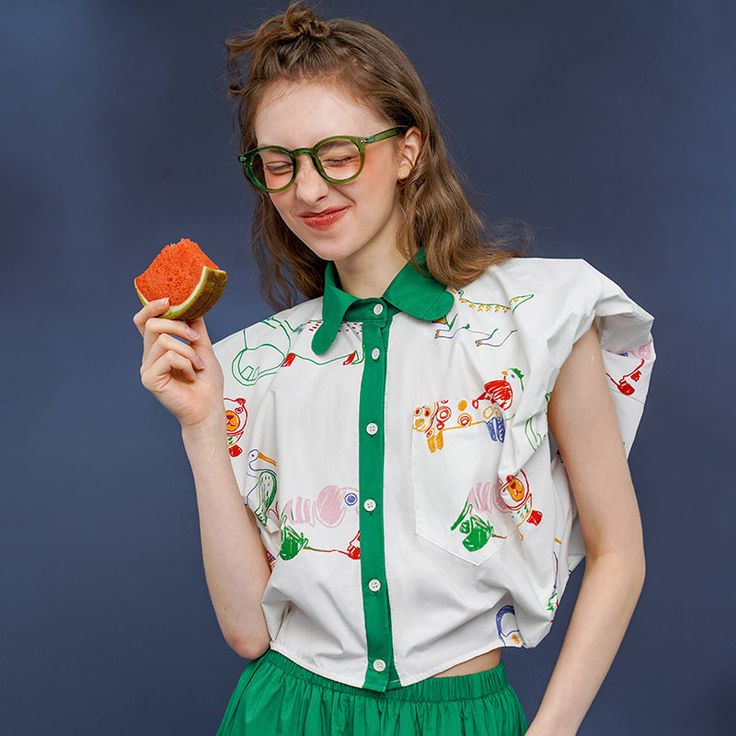 動物の落書きブラウス Playful Collared Top For Spring, Playful Collared Spring Tops, Green Collared Summer Blouse, Playful Collared Top For Summer, Cute Green Spring Shirt, Playful Long Sleeve Summer Blouse, Playful Green Shirt For Summer, Playful Collared Shirt For Summer, Playful Green Summer Shirt