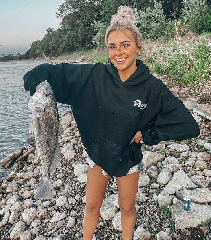 Fishing Fits Women, Fishing Pictures Instagram, Cute Fishing Pictures, Fishing Clothes For Women, Fishing Outfits For Women Summer, Fishing Date Outfit, Womens Fishing Outfit, Cute Fishing Outfit For Women, Cute Fishing Outfits