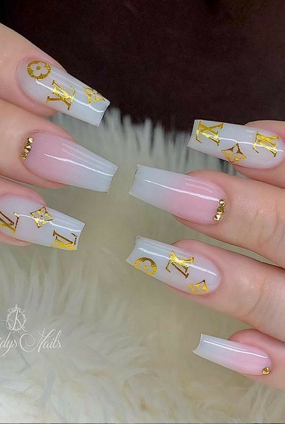 Acrylic Short Nails Ideas, Lv Nails, Acrylic Short Nails, Louis Vuitton Nails, Nails Beautiful, Gold Nail Designs, Cute Spring Nails, Short Coffin Nails, Gold Nail