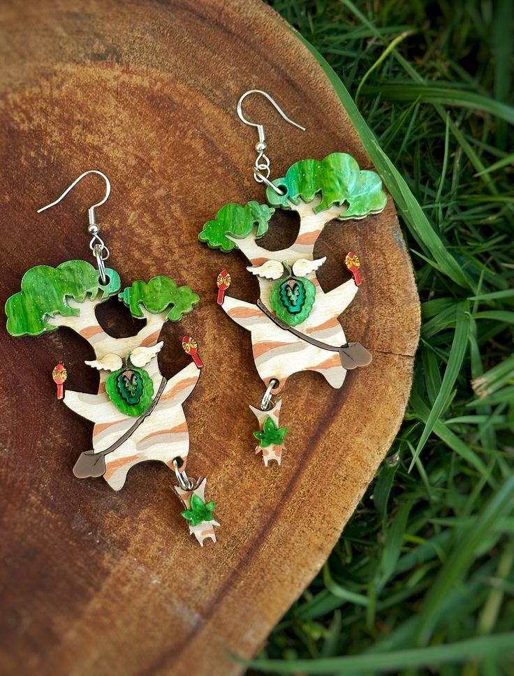 "Hestu Koro-k Earrings feature a variety of acrylics with engraved details. The earrings closure is sterling silver. All my designs are digitally created, laser cut, and then hand assembled.  Measurements: Length: 2 1/4\" Width: 2 1/4\" Please keep in mind that all earrings are made to order and processing time can be from 7-10 days, sometimes less depending on the workload.  Instagram: SunshineFunshop Follow my account for fun behind-the-scenes and updates! Disclaimer: -Colors may vary slightly depending on how you are viewing the listing (via phone or computer). -Every piece is made with lots of love and care, however, they are still fragile. Acrylic can break if dropped and scratch easily. Please handle it delicately.  -There may be slight differences in jewelry containing multiple laye Hestu Korok, Masc Cottagecore, Laser Cut Jewelry, Zelda Art, Diy Wire Jewelry, Amazing Life Hacks, Funky Jewelry, Pretty Earrings, All That Glitters