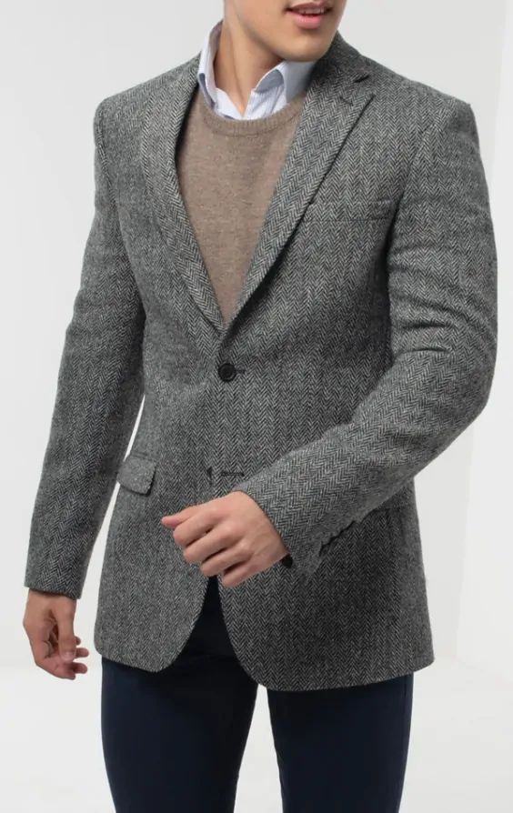 For a modern heritage look that is suitable for the boardroom to the bar then look no further than the Harris Tweed by Dobell Grey Herringbone Tweed Jacket.   Crafted in classic grey and black herringbone pattern fabric, and cut in our regular fit block that allows for extra room at the shoulders and chest whilst tapering in at your waist, this jacket ticks the boxes for both comfort and style.   Keep the look on-trend by teaming with chinos and a shirt in differing shades of blue. Tweed Blazer Men, Tweed Blazer Outfit, Tweed Jacket Men, Sport Coat Outfit, Grey Tweed Blazer, Herringbone Tweed Jacket, Tweed Men, Harris Tweed Jacket, Waxed Cotton Jacket