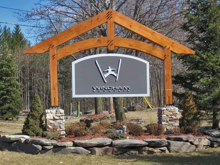 the sign for vinderka is displayed in front of some rocks and trees with no leaves on them