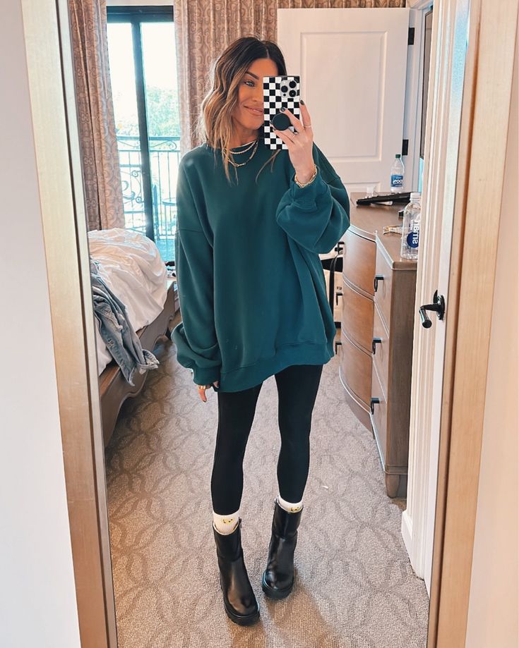 Oversized Tunic Sweatshirt Outfit, Big Sweatshirt Outfit Leggings, Styling A Crewneck Sweatshirt, Crew Neck Sweatshirt Outfit Fall, Casual Comfy Outfit Fall, Large Sweatshirt Outfit, Dressing Up A Crew Neck Sweatshirt, Oversized Crewneck Sweater Outfit, Oversized Crewneck Outfit Leggings