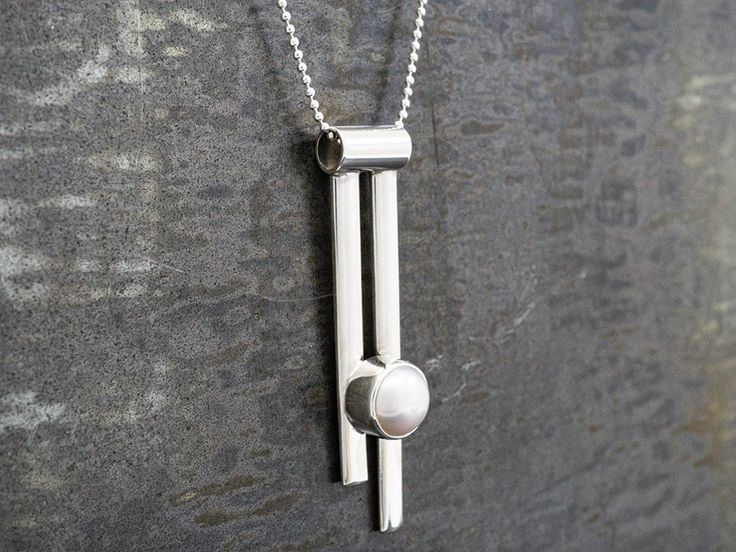 Rosario set a genuine pearl in an edgy vertical setting that fits right in with our Pendulum collection. Delivered on an 18" sterling silver faceted bolitas chain (pictured). Weight: 4 grams. Silver Jewelry Handmade, Metal Work, Silver Pearls, Silver Jewellery, Sterling Silver Chain, Pearl Pendant, Sterling Silver Chains, Silver Fashion, Silver Chain