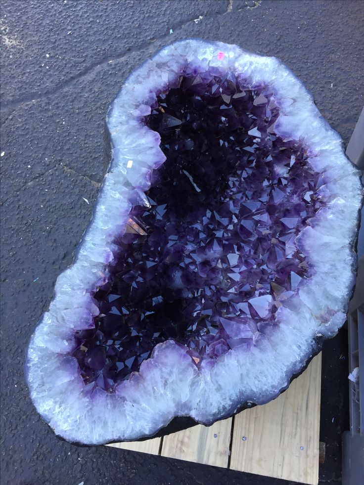 Amythest Crystals, Amethyst Aesthetic, Purple Aura Quartz, Tucson Gem Show, Dark Amethyst, Crystals Store, Crystal Aesthetic, Crystal Box, Amethyst Crystals