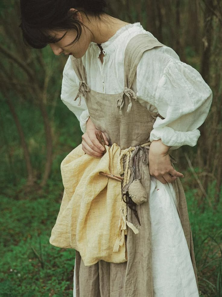 Plate half apron- melange yellow Apron Dress Aesthetic, Anglo Saxon Clothing Woman, Victorian Farmer Clothing, Norse Apron Dress, Victorian Outfit Women, Old English Dress, Midevil Peasant Clothes, Medieval France Clothing, Appalachian Fashion