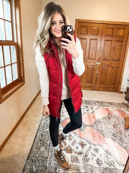 Red Puffy Vest Outfit, Red Quilted Vest Outfit, Red Vest Outfits For Women, Red Puffer Vest Outfit, Christmas Vest Outfit, Christmas Lights Outfit, Long Puffer Vest Outfit, Christmas Casual Outfits, Red Puffer Jacket Outfit