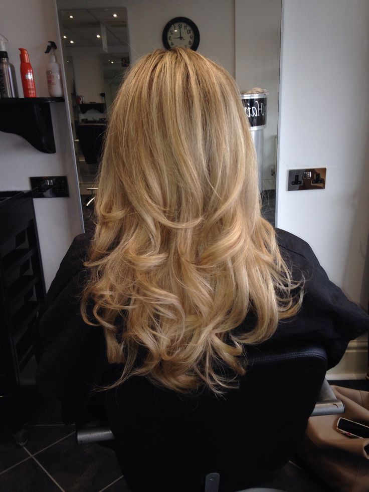 High Light Blonde Hair, Blonde Blow Dry, Blow Dry Round Brush Style, Blonde Bouncy Blowout, Hair Blow Dry Styles, Bouncy Blowout Curls, Bouncy Blowout Medium Hair, Bouncy Blow Dry Medium, Bouncy Layered Hair