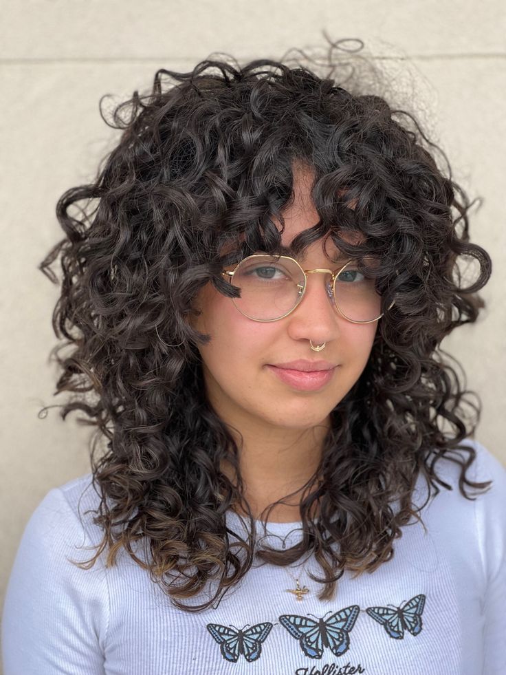 Very Curly Shag Haircut, Curly Hairstyles Shag, Loose Coily Hair, Curly Shag Haircut Black Women, Natural Curly Shag Haircut, Curly Kitty Cut, 3b Shag Haircut, Wolfcut With Bangs Curly Hair, Curly Shag Hairstyle Women