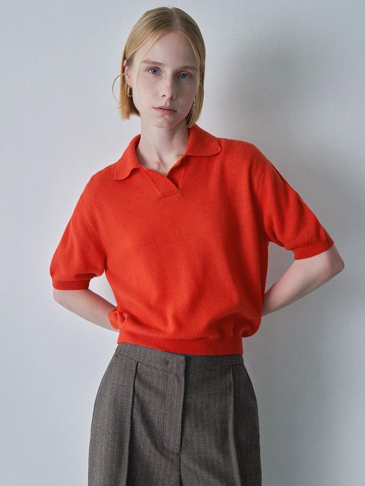 Composition : 43% wool, 28% viscose, 24% cashmere, 5% polyamideCountry of Origin : Republic of Korea Merino Wool Fine Knit Collared Top, Collar Top, Knit Collar, Cashmere, Knitwear, Composition, Wool, Collar, Knitting