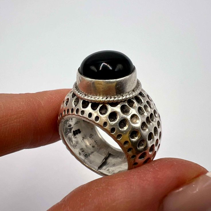 Hadestown Costume, Spanish Jewelry, Antique Jewelry Rings, Onyx Gemstone, Metal Work, Jewelry Ring, Womens Jewelry Rings, Vintage Watches, Black Onyx