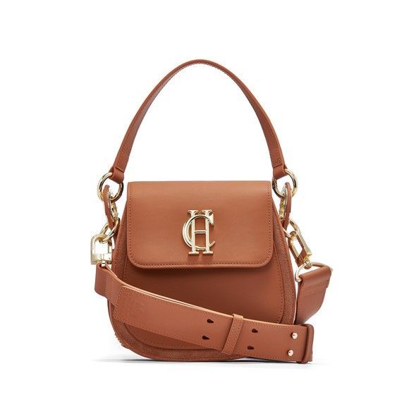 Shop the Holland Cooper Chelsea Saddle Bag online at Oxygen Clothing. FREE UK delivery on all orders over £150. Statement Handbag, Unique Handbag, Minimalist Bag, Trending Handbag, Branded Handbags, Classic Leather, Online Bags, Backpack Purse, Saddle Bags