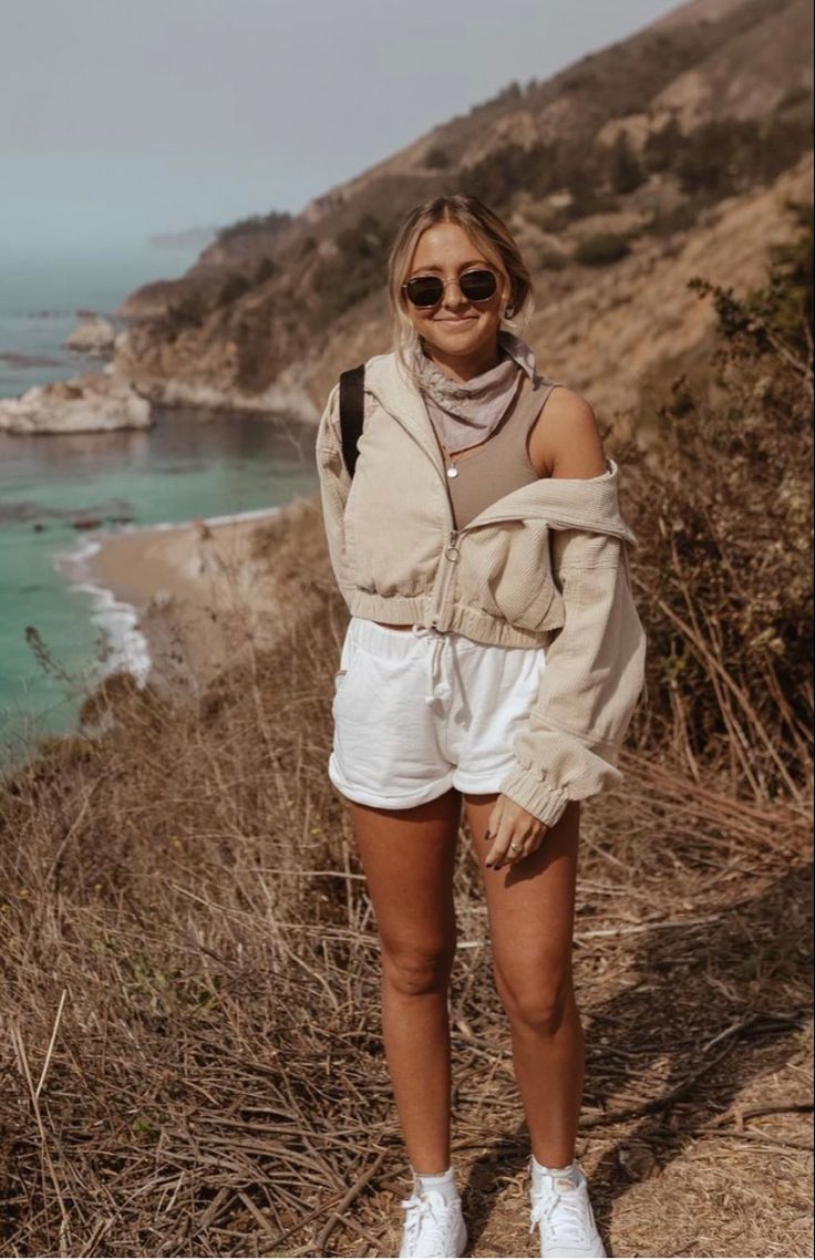 Walking Outfit Outdoor, Hiking Outfits Summer, Trail Outfits, Summer Camp Outfits, Outdoorsy Outfits, Wander Outfit, Granola Girl Outfits, Granola Outfits, Walking Outfit