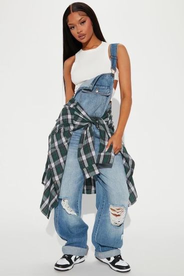 90s Fashion For Black Women, Ripped Jean Overalls, Iconic 90s Outfits Women Hip Hop, 90 Overalls Outfit, 90s Looks Hip Hop, Unique Outfit Inspiration, 90s Fashion Overalls Outfits, Early 2000s Outfits Black Women, 90 Look Outfits 90s Fashion