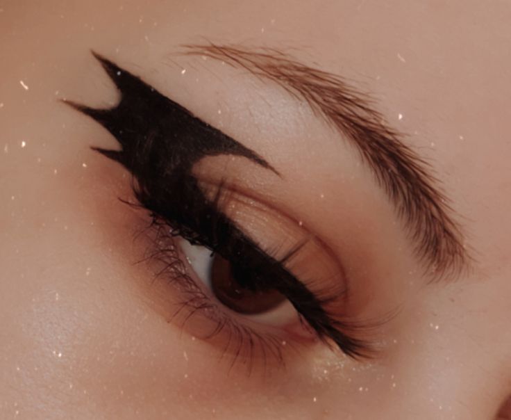 sharp bat wing eyeliner makeup look #makeup #eyeliner #makeuplook #eyemakeupideas Bat Wing Eye Makeup, Halloween Makeup Looks Bat, Two Wing Eyeliner, Batwing Eyeliner Halloween, Bat Wing Eyeliner Halloween, Bat Eyeliner Makeup, Sharp Black Eyeliner, Bat Liner Hooded Eyes, Bat Winged Eyeliner