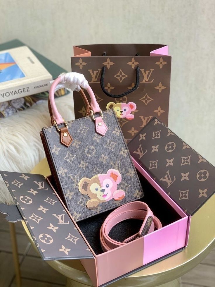 Luxury Bags Louis Vuitton, Lv Virgil Abloh, Tas Louis Vuitton, Lv Crossbody Bag, Louis Vuitton Pattern, Trajes Kylie Jenner, Luxury Bags Collection, Goyard Bag, Louis Vuitton Totes