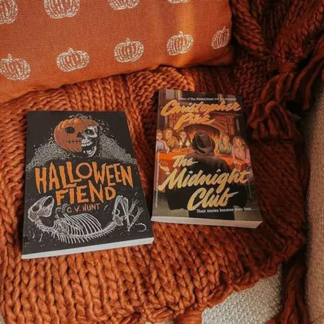 Cosy Halloween Aesthetic, Halloween Reading Aesthetic, Spooky Books To Read In October, Cozy Fall Reads, Autumn Books To Read, Fall Aesthetic Books, Vintage Autumn Aesthetic, Halloween Autumn Aesthetic, Cute Halloween Aesthetic