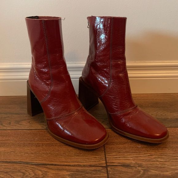 Red Leather Boots Red Boots Leather, Vintage Leather Boots Women, Red Vintage Boots, Red Winter Boots, Red Brown Boots, Red Boots Fall, Burgundy Leather Boots, Red Leather Boots Outfit, Red Boots Aesthetic