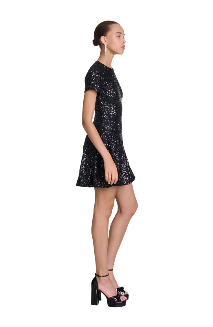 This winter, the studio has created an ode to timeless Parisian elegance. From preppy everyday wear to glittering evening events, the new collection is all about sophistication and boldness, in a subtle interplay of colours and cuts. Shine in style with this short, lined dress with all-over sequins. A round neck, short sleeves and a buttoned teardrop opening at the back create an irresistible silhouette, complemented by a flared skirt. This great all-rounder can be accessorised with platform san