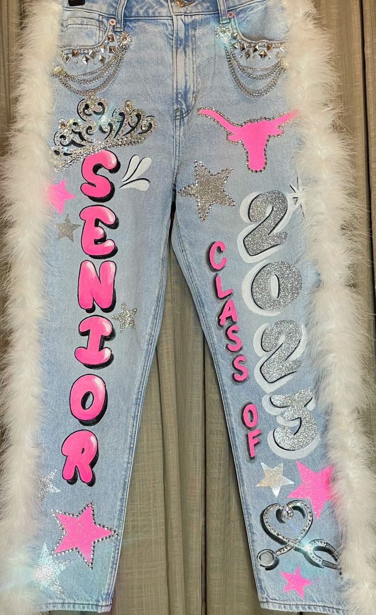 Homecoming Jeans Ideas, Senior Painted Jeans, Senior Year Diy, Senior Year Things, Senior Class Shirts, Senior Portrait Outfits, Senior Year Fun, Spirit Week Outfits, Graduation Look