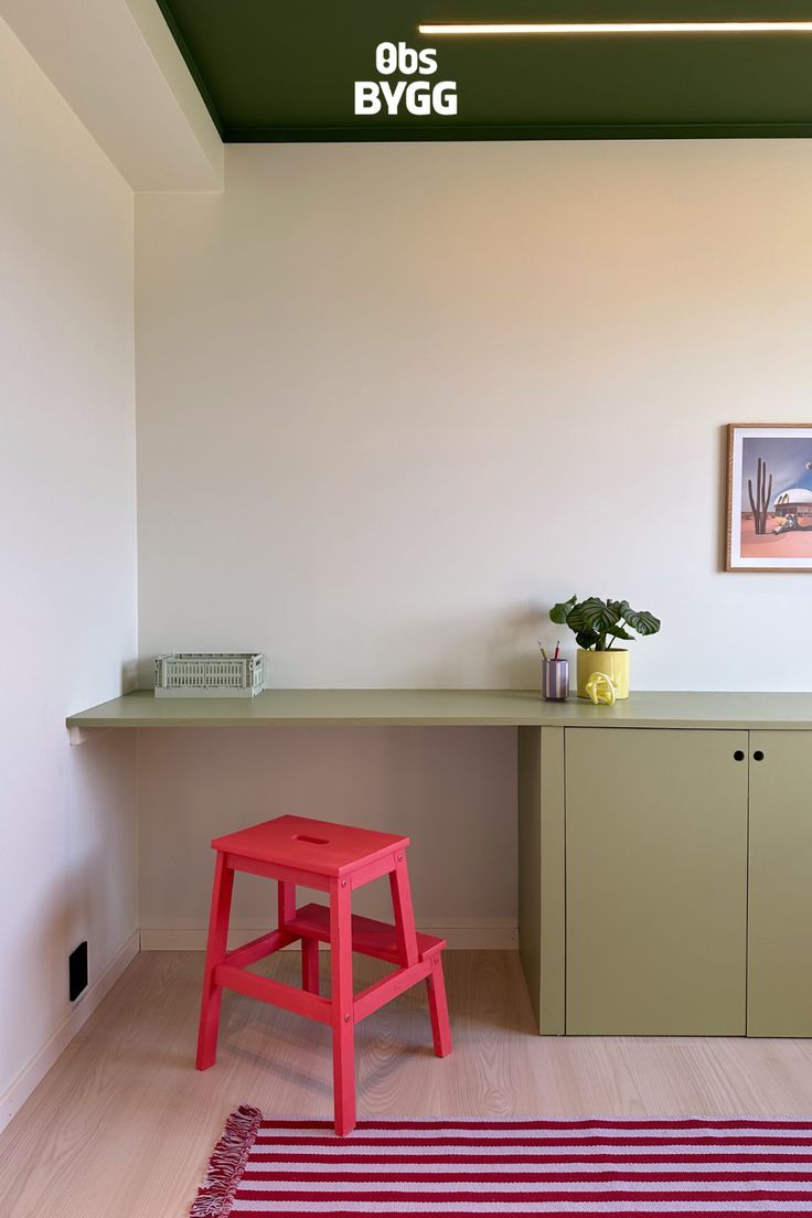 En praktisk plassbygd hylle til kontor eller soverom, som du enkelt kan bygge selv. Lær hvordan du gjør det og finn inspirasjon hos Obs BYGG. Diy Corner Storage Cabinet, Functional Furniture For Small Spaces, Creative Space Ideas, Pastel Scandinavian Interior, Coloured Furniture, Storage Bedroom, Home Office Design, Interior Inspo, Aesthetic Room Decor