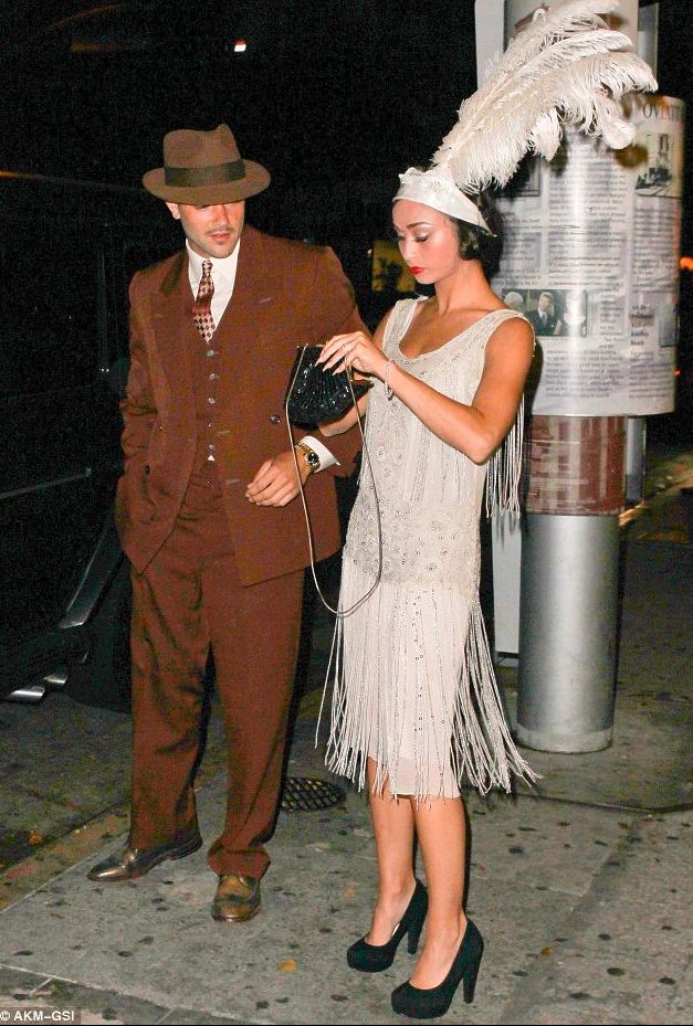 Brilliant Halloween costumes inspired by celebrities like Cara De Levigne Feathered Headpiece, Estilo Charleston, Gatsby Outfit, Look Gatsby, Gatsby Party Outfit, Gatsby Party Dress, 1920s Fashion Dresses, Gatsby Costume, Roaring 20s Party