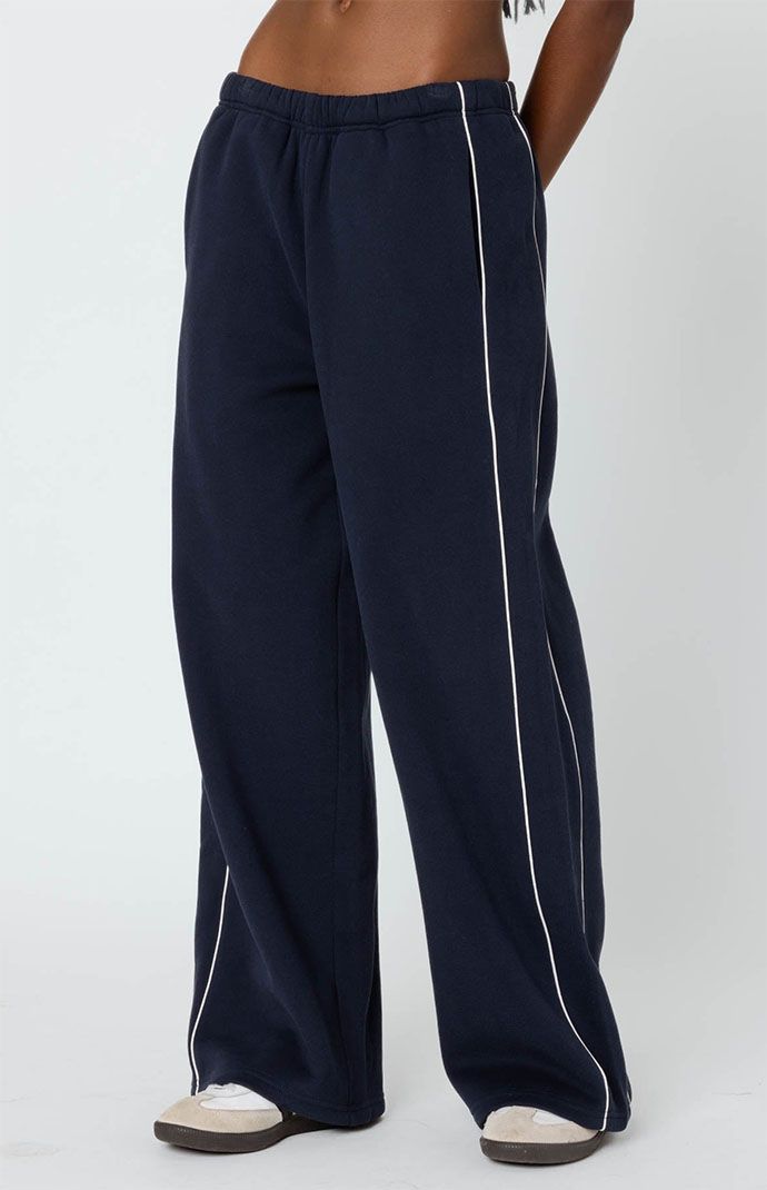 Online only! These comfy sweatpants are the ultimate choice for a cozy and effortless look. Perfect for lounging or running errands, their comfortable and relaxed fit ensures you'll feel stylish and comfortable all day long.


	Sweatpants
	Relaxed fit
	Elastic stretch waistband
	Cotton, Polyester
	Model wears size S
	Model height is 5'7
	Item care: Wash with similar color Long Sweatpants, Visionary Fashion, Comfy Sweatpants, Mha Dr, Effortless Look, Sweat Pants, S Models, Pacsun, Model Height