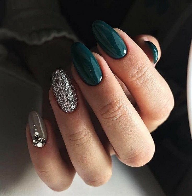 Nails For A Green Dress Colour, Nails Emerald Green And Silver, Forest Green Dress Nails, Simple Green And Silver Nails, Emerald Green Nails With Silver Glitter, Dark Green And Grey Nails, Emerald Green Acrylic Nails Almond, Dark Green And Glitter Nails, Dark Green Nails With Sparkle