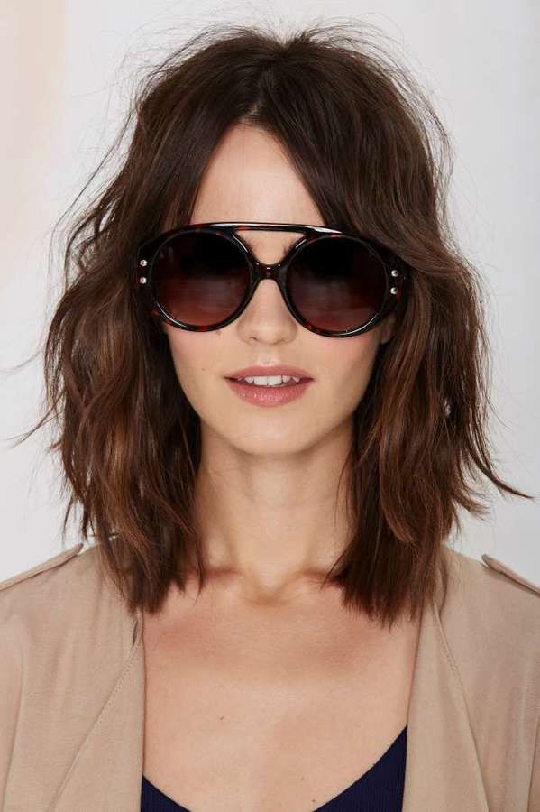 Bangs With Bob, Natural Red Lips, Hair Styles Bob, Cuts For Curly Hair, Best Hair Cuts, Chunky Layers, High Forehead, Brown Aviator Sunglasses, Gal Got