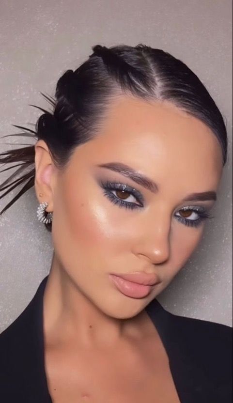 Eye Makeup For Brown Hazel Eyes, Glam Night Hairstyle, Gray Makeup Looks Eye Shadows, Smoky Glitter Eye Makeup, Gunmetal Makeup, Smokey Liner Makeup, Maquillage On Fleek, Mekap Mata, Smink Inspiration