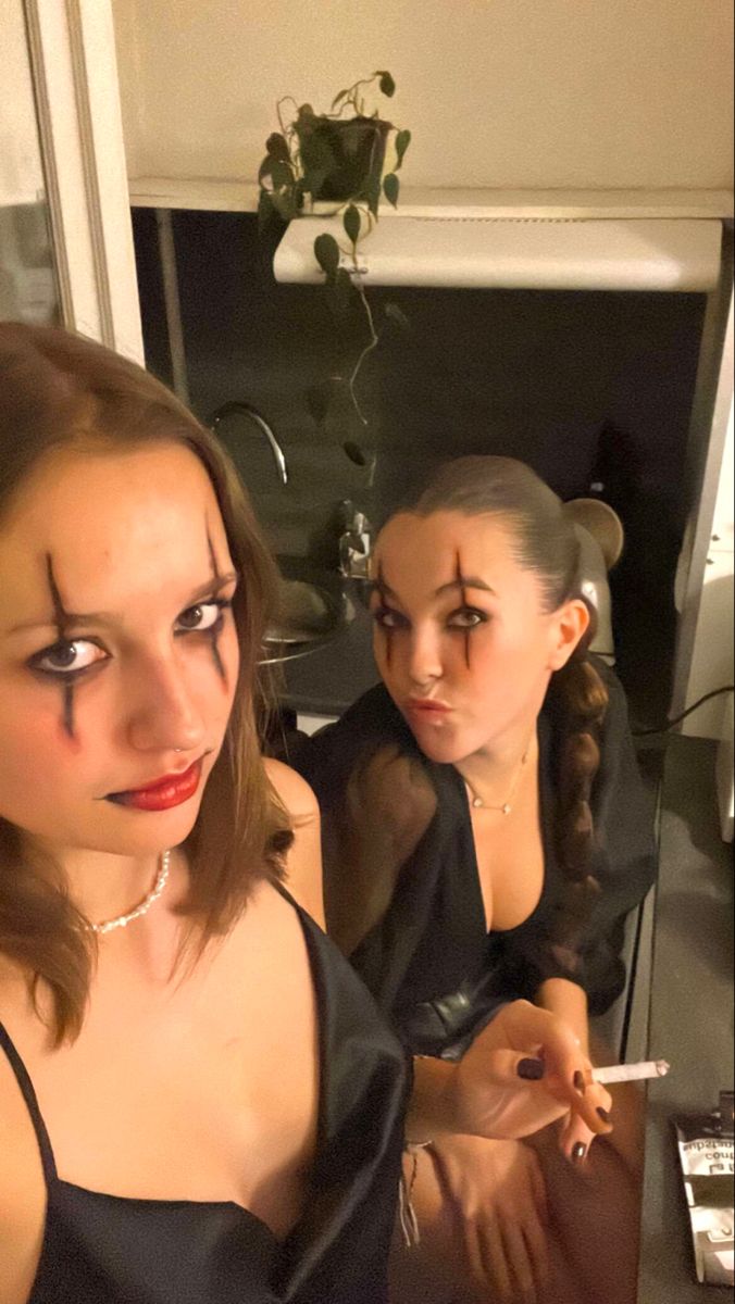 Scary Make Up Easy, Halloween Costumes Duo Friends Scary, Duo Halloween Makeup, Bff Halloween Costumes For 2 Scary, Partner Halloween Costumes Bff, Matching Halloween Makeup, Halloween Costumes Duo Scary, Duo Halloween Costumes Scary, Halloween Duo Costumes Bff