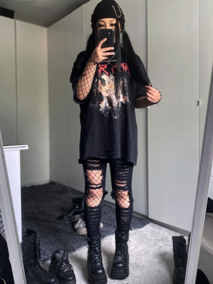 Emo Aesthetic Outfit Girl, Pop Punk Aesthetic Outfit, Heavy Metal Concert Outfit, Goth Girl Outfits, Styl Grunge, Punk Style Outfits, E Girl Outfits, Outfits To Copy, Alt Outfits