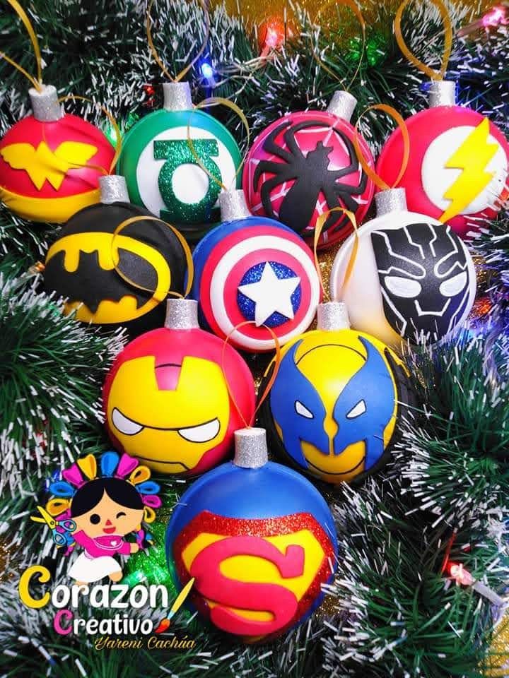 Esfera mujer maravilla, esfera limterna verde, esfera spiderman, esfera flash, esfera batman, esfera capitan america, esfera Pantera negra, esfera iron man, esfera superman Diy Spiderman Ornaments, Nerdy Christmas Tree, Marvel Ornaments, Disney Christmas Diy, Spiderman Christmas, Superhero Christmas, Nerdy Christmas, Christmas Tree Ornament Crafts, Cricut Ornaments