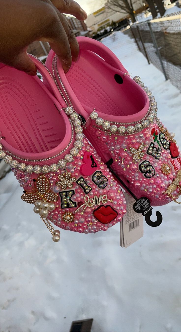 Bling Out Crocs, Croc Decor Ideas, Blinged Out Crocs, Croc Decor, Croc Decorations, Crocs Aesthetic, Crocs With Charms, Bling Crocs, Girls Clogs