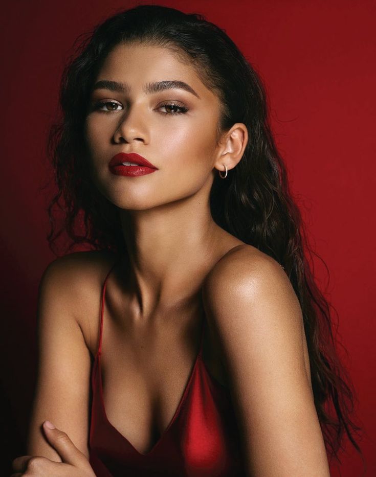 Shooting Photo Studio, Mode Zendaya, Headshots Women, Red Backdrop, Photoshoot Studio, Zendaya Coleman, Studio Photoshoot, Beauty Shoot, Shooting Photo