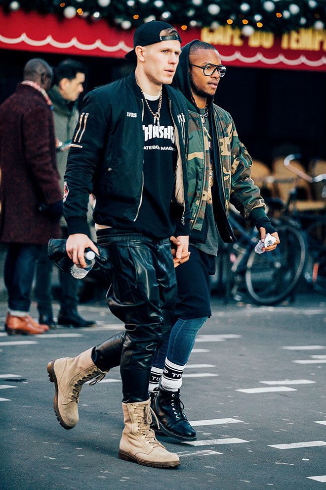 Fashion Week homme Street looks Paris automne hiver 2016 2017 Streetstyle urban camo boots menstyle Mens Fashion Streetwear Swag, Mens Fashion Swag, Camo Boots, Walking Down The Street, Street Style 2017, Hipster Mens Fashion, Mens Fashion Streetwear, Men Street, Street Look