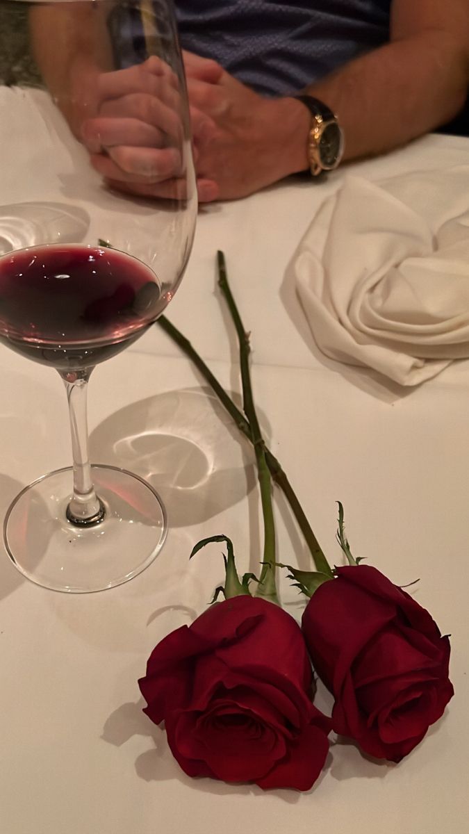 Roses Date Night, Date Night Snap, Date Fake Story, Date Night Flowers, Date Instagram Story, Date Night Photos, Date Snap, Date Flowers, Date Night Couple