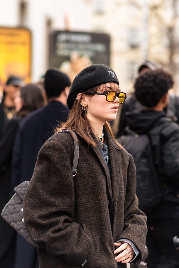 Kangol Street Style, Outfits With Panama Hats, Chic Hat Outfits, Kangol Hats Women Outfit Street Styles, Kangol Hats Outfit, Kangol Cap Outfit, Photographer Style Outfits, Hats Women Fashion, Newsboy Cap Outfit Women