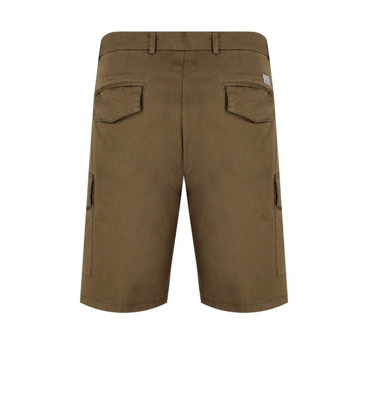 Bermudashorts by Manuel Ritz made of military green cotton twill, with cargo pockets. Contrast detachable charm and sewn logo patch on the back. Belt loops, zip and button closure. Regular fit.This item has a small fit, we recommend purchasing a size larger than usual.Composition: 98% cotton, 2% elastane.Gender: MenMaterial: COTTONColor: GREENMade in: ITProduct ID: 3632-B1748LC-243383-38*Import tax/duty will be calculated at checkout (If applicable) Utility Khaki Cargo Shorts, Utility Khaki Shorts With Cargo Pockets, Utility Cargo Shorts With Patch Pockets, Khaki Utility Bermuda Cargo Shorts, Utility Bermuda Cargo Shorts In Khaki, Khaki Utility Cargo Shorts With Multiple Pockets, Khaki Bermuda Cargo Shorts With Multiple Pockets, Khaki Bermuda Cargo Shorts In Utility Style, Khaki Bermuda Cargo Pants With Cargo Pockets