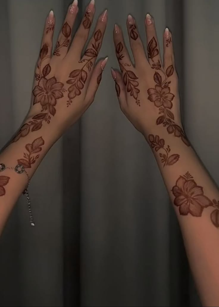 Wedding Henna Designs Simple, Henna Aesthetic Photography, Aesthetic Henna Ideas, Heena Design Cute, Khaliji Henna Design, Henna Designs Hand Beautiful, Henna For Wedding, Heena Mehendi Designs, Dainty Henna